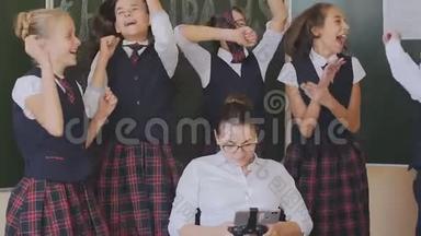 快乐的学生穿着校服跳跃，在看电话的老师附近玩得很开心。 <strong>开学</strong>